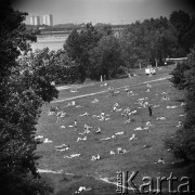 04.06.1968, Warszawa, Polska.
Wypoczynek w parku nad Wisłą. Na pierwszym planie ludzie opalający się w piękny słoneczny dzień.
Fot. Jarosław Tarań, zbiory Ośrodka KARTA