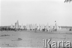 13.06.1963, Warszawa, Polska.
Żeglarze na Zalewie Zegrzyńskim. Las masztów i tłum ludzi na brzegu.
Fot. Jarosław Tarań, zbiory Ośrodka KARTA [63-49]

