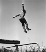 02.06.1968, Warszawa, Polska.
Harcerskie ćwiczenia obronne. Na pierwszym planie skaczący harcerz.
Fot. Jarosław Tarań, zbiory Ośrodka KARTA