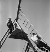 1968, Warszawa, Polska.
Harcerskie ćwiczenia obronne. Dwóch harcerzy wspinających się po drabinkach.
Fot. Jarosław Tarań, zbiory Ośrodka KARTA