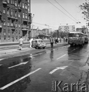 1968, Warszawa, Polska.
Uliczna stłuczka, samochód osobowy stojący na środku ulicy, w tle policjant oraz tłum ludzi i jadący autobus oraz trolejbus.
Fot. Jarosław Tarań, zbiory Ośrodka KARTA