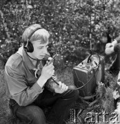 1968, Warszawa, Polska.
Harcerskie ćwiczenia obronne, harcerz z radiostacją.
Fot. Jarosław Tarań, zbiory Ośrodka KARTA