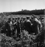 1968, Warszawa, Polska.
Harcerskie ćwiczenia obronne. Zgrupowanie harcerzy i żołnierzy na polu ćwiczeniowym.
Fot. Jarosław Tarań, zbiory Ośrodka KARTA