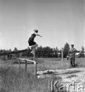 1968, Warszawa, Polska.
Harcerskie ćwiczenia obronne, harcerka w biegu przez przeszkody. W tle instruktor ZHP.
Fot. Jarosław Tarań, zbiory Ośrodka KARTA