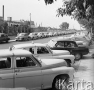 1968, Warszawa, Polska.
Postój taksówek na jednej warszawskich ulic.
Fot. Jarosław Tarań, zbiory Ośrodka KARTA