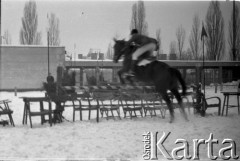 24.02.1963, Warszawa, Polska.
Skoki przez przeszkody na terenie Toru Wyścigowego na Służewcu.
Fot. Jarosław Tarań, zbiory Ośrodka KARTA [63-06]

