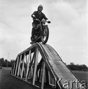 1968, Nowa Iwiczna, woj. Warszawa, Polska.
Szkoła Podoficerska MO Służby Ruchu Drogowego, pokaz jazdy akrobatycznej na motocyklu.
Fot. Jarosław Tarań, zbiory Ośrodka KARTA