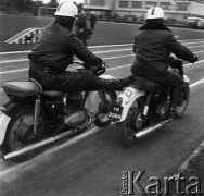 1968, Nowa Iwiczna, woj. Warszawa, Polska.
Szkoła Podoficerska MO Służby Ruchu Drogowego, pokaz jazdy akrobatycznej na motocyklu.
Fot. Jarosław Tarań, zbiory Ośrodka KARTA