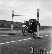 1968, Nowa Iwiczna, woj. Warszawa, Polska.
Szkoła Podoficerska MO Służby Ruchu Drogowego, pokaz jazdy akrobatycznej na motocyklu.
Fot. Jarosław Tarań, zbiory Ośrodka KARTA