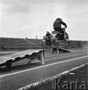 1968, Nowa Iwiczna, woj. Warszawa, Polska.
Szkoła Podoficerska MO Służby Ruchu Drogowego, pokaz jazdy akrobatycznej na motocyklu.
Fot. Jarosław Tarań, zbiory Ośrodka KARTA