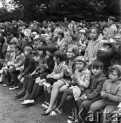 1968, Warszawa, Polska.
Festyn dziecięcy w parku Skaryszewskim, widownia zawodów sportowych.
Fot. Jarosław Tarań, zbiory Ośrodka KARTA