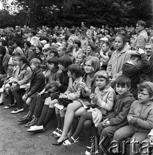 1968, Warszawa, Polska.
Festyn dziecięcy w parku Skaryszewskim, widownia zawodów sportowych.
Fot. Jarosław Tarań, zbiory Ośrodka KARTA
