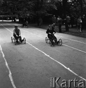 1968, Warszawa, Polska.
Festyn dziecięcy w parku Skaryszewski, wyścig drezyn kołowych.
Fot. Jarosław Tarań, zbiory Ośrodka KARTA