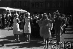 24.03.1963, Warszawa, Polska.
Powitanie wiosny przez uczniów Liceum Medycznego Nr 1 na Starym Mieście.
Fot. Jarosław Tarań, zbiory Ośrodka KARTA [63-02]

