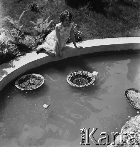 1968, Polska.
Wystawa prac ceramicznych Leszka Nowosielskiego. Dziewczyna nad  basenem, w którym pływają ceramiczne patery.
Fot. Jarosław Tarań, zbiory Ośrodka KARTA