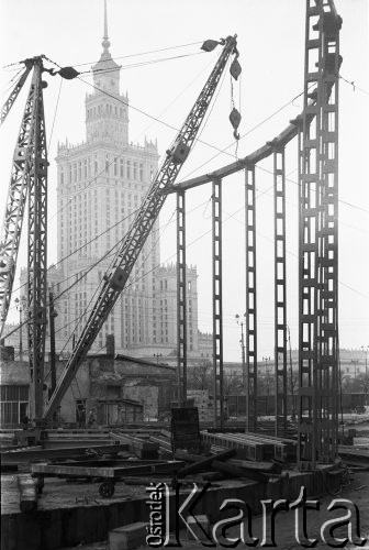 03.05.1963, Warszawa, Polska.
Budowa Rotundy na tle Pałacu Kultury i Nauki.
Fot. Jarosław Tarań, zbiory Ośrodka KARTA [63-20]

