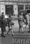 10.04.1963, Warszawa, Polska.
Przechodnie na Placu Konstytucji.
Fot. Jarosław Tarań, zbiory Ośrodka KARTA [63-38]

