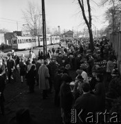 02.11.1968, Warszawa, Polska.
Święto Zmarłych na Starych Powązkach. Stoiska ze zniczami i chryzantemami obok muru cmentarza, z lewej tramwaj linii 22 kursującej z Powązek na Dworzec Wschodni.
Fot. Jarosław Tarań, zbiory Ośrodka KARTA