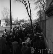 02.11.1968, Warszawa, Polska.
Święto Zmarłych na Starych Powązkach. Stoiska ze zniczami i chryzantemami obok muru cmentarza.
Fot. Jarosław Tarań, zbiory Ośrodka KARTA