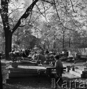 02.11.1968, Warszawa, Polska.
Święto Zmarłych na Starych Powązkach. Rodziny zmarłych sprzątające nagrobki, na pierwszym planie kobieta siedząca na ławce obok grobu.
Fot. Jarosław Tarań, zbiory Ośrodka KARTA