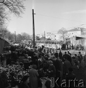 02.11.1968, Warszawa, Polska.
Święto Zmarłych na Starych Powązkach. Stoiska ze zniczami i chryzantemami obok muru cmentarza. W tle po lewej stronie brama św. Honoraty.
Fot. Jarosław Tarań, zbiory Ośrodka KARTA