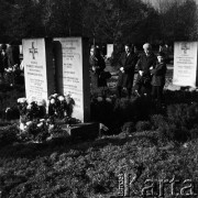 02.11.1968, Warszawa, Polska.
Święto Zmarłych na Starych Powązkach. Rodziny przy mogile żołnierzy Armii Krajowej poległych w Powstaniu Warszawskim.
Fot. Jarosław Tarań, zbiory Ośrodka KARTA