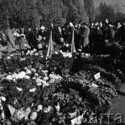 02.11.1968, Warszawa, Polska.
Święto Zmarłych na Starych Powązkach. Dzieci, rodziny i członkowie Związku Bojowników o Wolniść i Demokrację w miejscu symbolicznego hołdu poległym podczas II wojny światowej.
Fot. Jarosław Tarań, zbiory Ośrodka KARTA