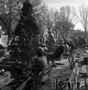 02.11.1968, Warszawa, Polska.
Święto Zmarłych na Starych Powązkach. Rodziny przy grobach swoich bliskich.
Fot. Jarosław Tarań, zbiory Ośrodka KARTA