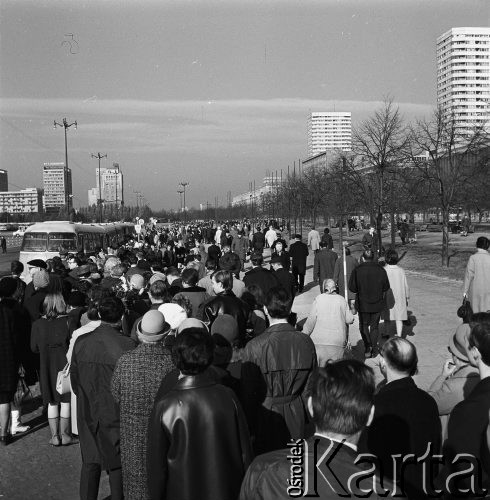 02.11.1968, Warszawa, Polska.
Święto Zmarłych, pętla autobusowa na placu przed Pałacem Kultury dla linii jadących na cmentarze.
Fot. Jarosław Tarań, zbiory Ośrodka KARTA