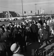 02.11.1968, Warszawa, Polska.
Święto Zmarłych, pętla autobusowa na placu przed Pałacem Kultury dla linii jadących na cmentarze.
Fot. Jarosław Tarań, zbiory Ośrodka KARTA