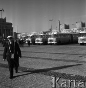 02.11.1968, Warszawa, Polska.
Święto Zmarłych, pętla autobusowa na placu przed Pałacem Kultury dla linii jadących na cmentarze.
Fot. Jarosław Tarań, zbiory Ośrodka KARTA