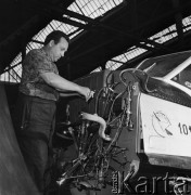 1968, Warszawa, Polska.
Wytwórnia Sprzętu Komunikacyjnego WSK-Okęcie. Technik montujący kokpit samolotu wielofunkcyjnego PZL-104 Wilga.
Fot. Jarosław Tarań, zbiory Ośrodka KARTA