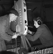 1968, Warszawa, Polska.
Wytwórnia Sprzętu Komunikacyjnego WSK-Okęcie. Mechanicy przy produkcji samolotu.
Fot. Jarosław Tarań, zbiory Ośrodka KARTA