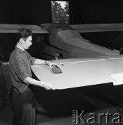 1968, Warszawa, Polska.
Wytwórnia Sprzętu Komunikacyjnego WSK-Okęcie. Mechanik przy montażu ogona samolotu.
Fot. Jarosław Tarań, zbiory Ośrodka KARTA