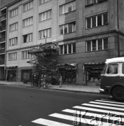 1968, Warszawa, Polska.
Remont budynku mieszkalnego, malarze na rusztowaniu, z prawej przejście dla pieszych.
Fot. Jarosław Tarań, zbiory Ośrodka KARTA