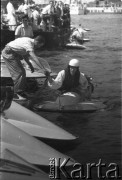 Czerwiec 1963, Warszawa, Polska.
Międzynarodowe Regaty Motorowodniackie na Wiśle.
Fot. Jarosław Tarań, zbiory Ośrodka KARTA [63-18]

