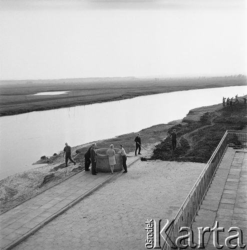 1968, Pińczów, woj. Kielce, Polska.
Widok na rzekę Nidę w Pińczowie. Na dalszym planie mężczyźni przy pracy nad rzeką.
Fot. Jarosław Tarań, zbiory Ośrodka KARTA