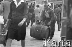 27.08.1963, Warszawa, Polska.
Mężczyzna toczący beczkę po chodniku. 
Fot. Jarosław Tarań, zbiory Ośrodka KARTA [63-34]

