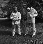 1968, Warszawa, Polska.
Polscy naukowcy przed podróżą na Antarktydę testują odzież termiczną. Stanisław Rakusa-Suszczewski i Krzysztof Opaliński dołączyli do 14 Radzieckiej Wyprawy Antarktycznej SAE. 
Fot. Jarosław Tarań, zbiory Ośrodka KARTA