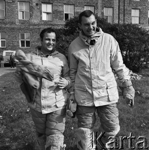 1968, Warszawa, Polska.
Polscy naukowcy przed podróżą na Antarktydę testują odzież termiczną. Stanisław Rakusa-Suszczewski i Krzysztof Opaliński dołączyli do 14 Radzieckiej Wyprawy Antarktycznej SAE. 
Fot. Jarosław Tarań, zbiory Ośrodka KARTA