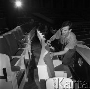 1968, Warszawa, Polska.
Remont Sali Kongresowej w Pałacu Kultury i Nauki. Jeden z pracowników wprowadza poprawki w tapicerce krzeseł na widowni.
Fot. Jarosław Tarań, zbiory Ośrodka KARTA