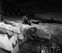 1968, Warszawa, Polska.
Remont Sali Kongresowej w Pałacu Kultury i Nauki. Dwóch pracowników czyści podłogę z farby po ostanich poprawkach malarskich krzeseł na widowni.
Fot. Jarosław Tarań, zbiory Ośrodka KARTA