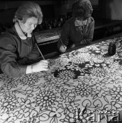 1968, Milanówek, Polska.
Zakłady Jedwabiu Naturalnego w Milanówku koło Warszawy. Pracownice ręcznie malujące jedwab w malarni jedwabiu.
Fot. Jarosław Tarań, zbiory Ośrodka KARTA