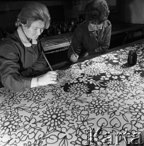 1968, Milanówek, Polska.
Zakłady Jedwabiu Naturalnego w Milanówku koło Warszawy. Pracownice ręcznie malujące jedwab w malarni jedwabiu.
Fot. Jarosław Tarań, zbiory Ośrodka KARTA