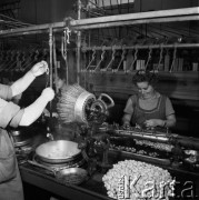 1968, Milanówek, Polska.
Zakłady Jedwabiu Naturalnego w Milanówku koło Warszawy, produkcja jedwabiu. 
Fot. Jarosław Tarań, zbiory Ośrodka KARTA
