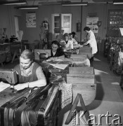 1968, Milanówek, Polska.
Zakłady Jedwabiu Naturalnego w Milanówku koło Warszawy, szycie jedwabnych krawatów. 
Fot. Jarosław Tarań, zbiory Ośrodka KARTA
