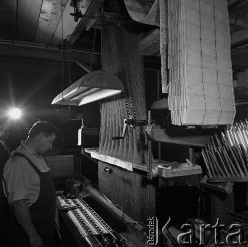 1968, Milanówek, woj. warszawskie, Polska.
Zakłady Jedwabiu Naturalnego w Milanówku koło Warszawy. Pracownik obsługujący maszyny produkcyjne.
Fot. Jarosław Tarań, zbiory Ośrodka KARTA