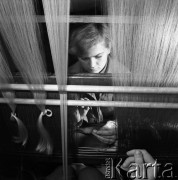 1968, Milanówek, woj. warszawskie, Polska.
Zakłady Jedwabiu Naturalnego w Milanówku koło Warszawy. Pracownica przędząca włókna jedwabiu. 
Fot. Jarosław Tarań, zbiory Ośrodka KARTA
