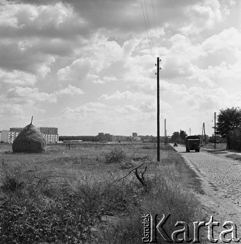 1968, Młociny, Warszawa, Polska.
Osiedle Młociny. Na pierwszym planie stóg siana i ciężarówka jadąca drogą, w dali budynki mieszkalne.
Fot. Jarosław Tarań, zbiory Ośrodka KARTA