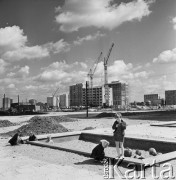 1968, Młociny, Warszawa, Polska.
Osiedle Młociny. Dzieci bawiące się w piaskownicy, w dali trwa budowa osiedla.
Fot. Jarosław Tarań, zbiory Ośrodka KARTA